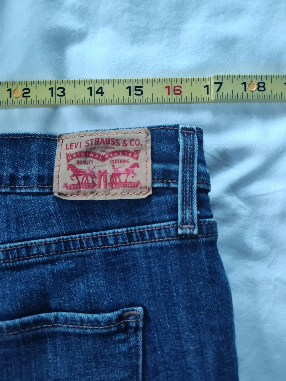 Levi Strauss Ladies Blue Jean Shorts. Size 31 Waist. 9" Inseam - Picture 5 of 8